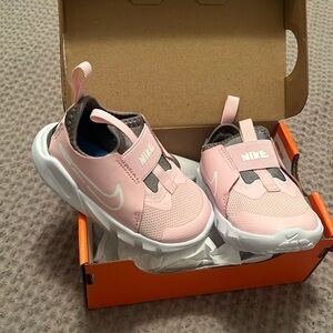 Nike flex runner size 5 in pink